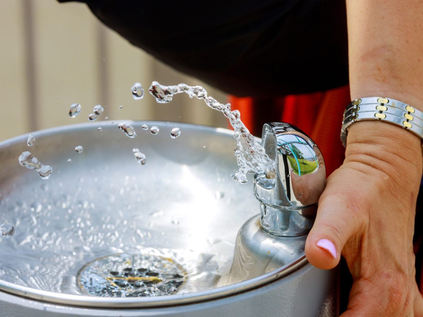 Thumb press the drinking water fountain