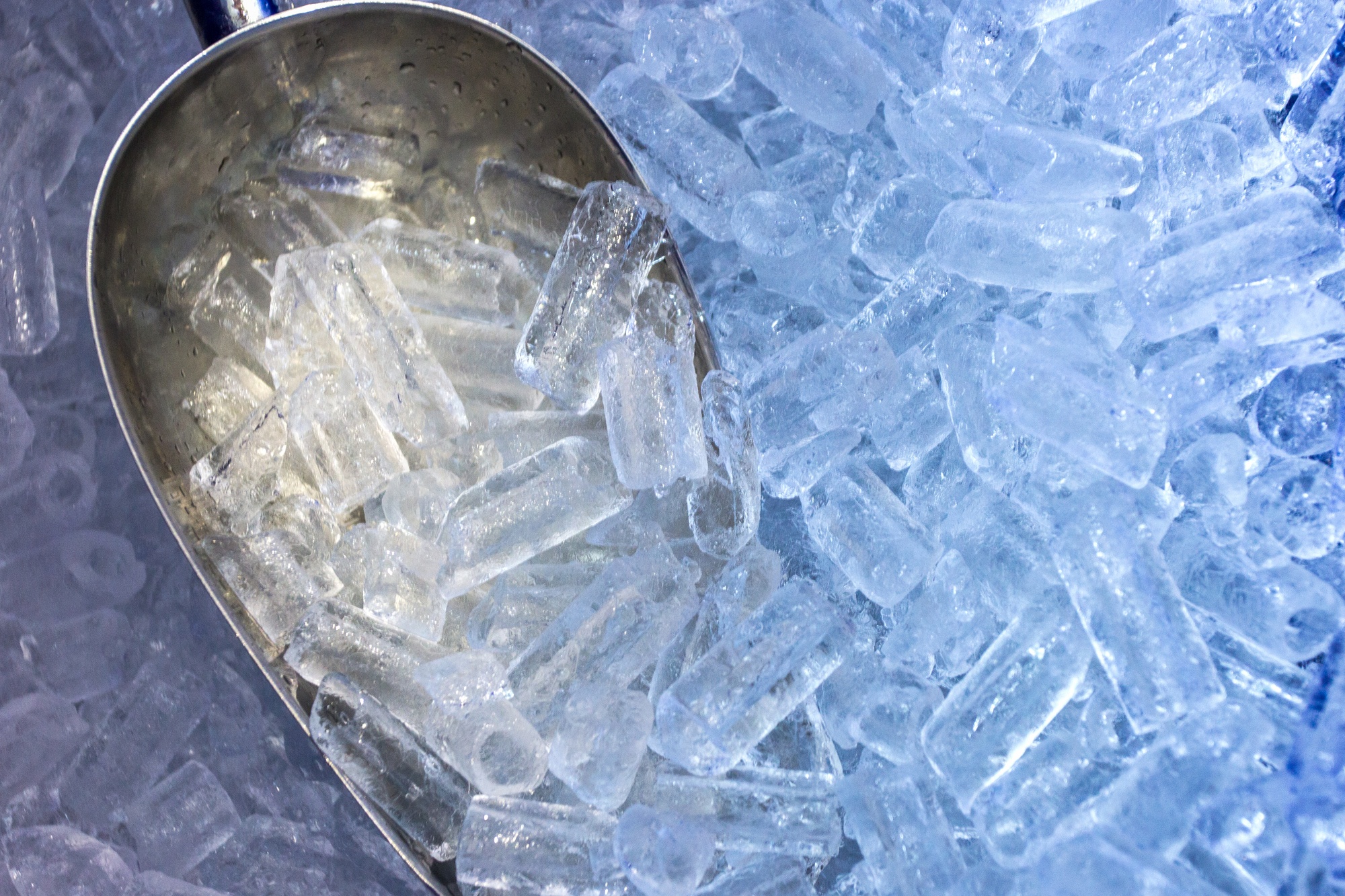 The aluminum scoop and ice